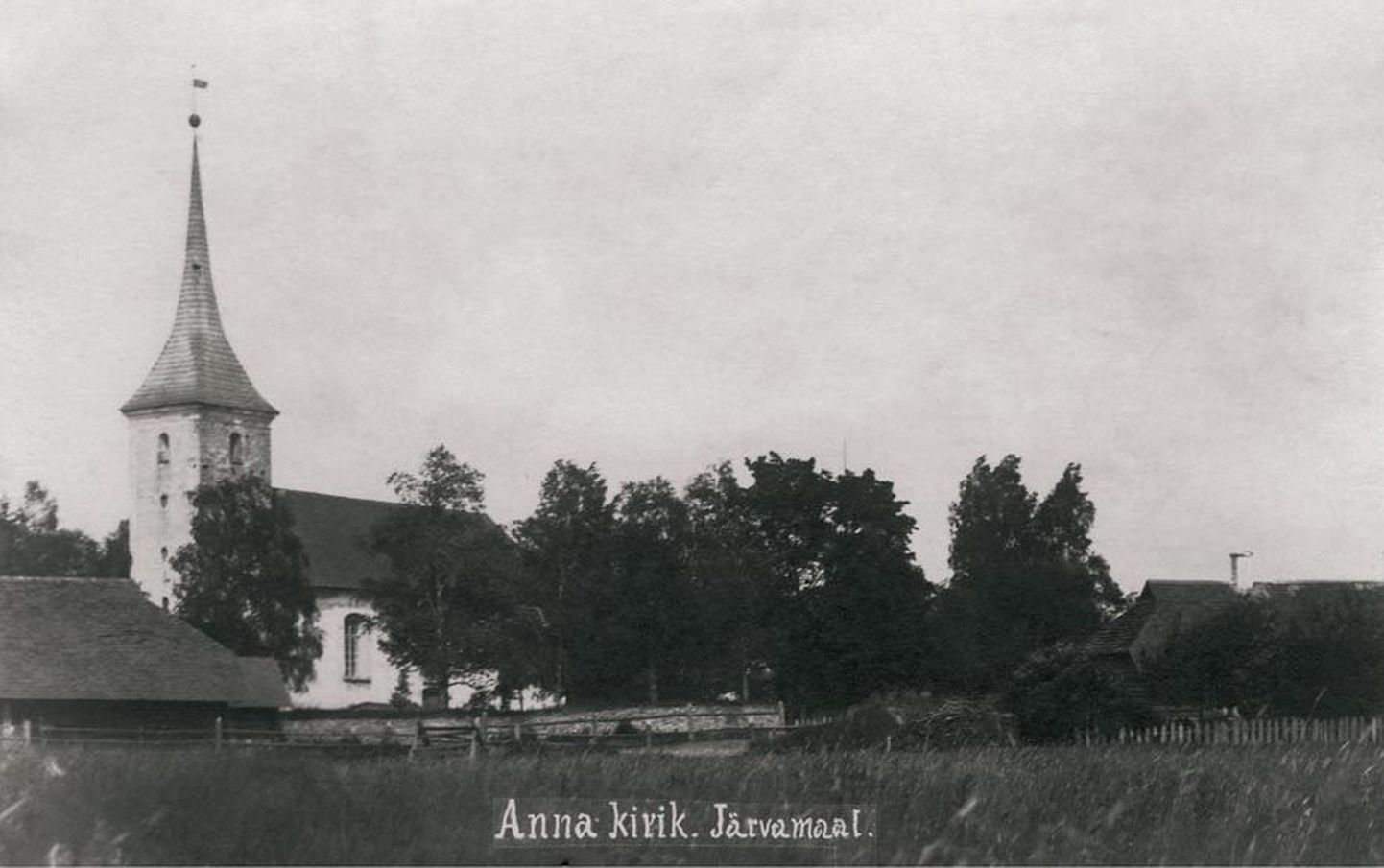 Vaade Anna kirikule, mis on Järvamaa väikseim. Omapärane on kiriku katus, mis on tõrvatud. Kiriku ümbrust kasutatakse kalmistuna. U 1925