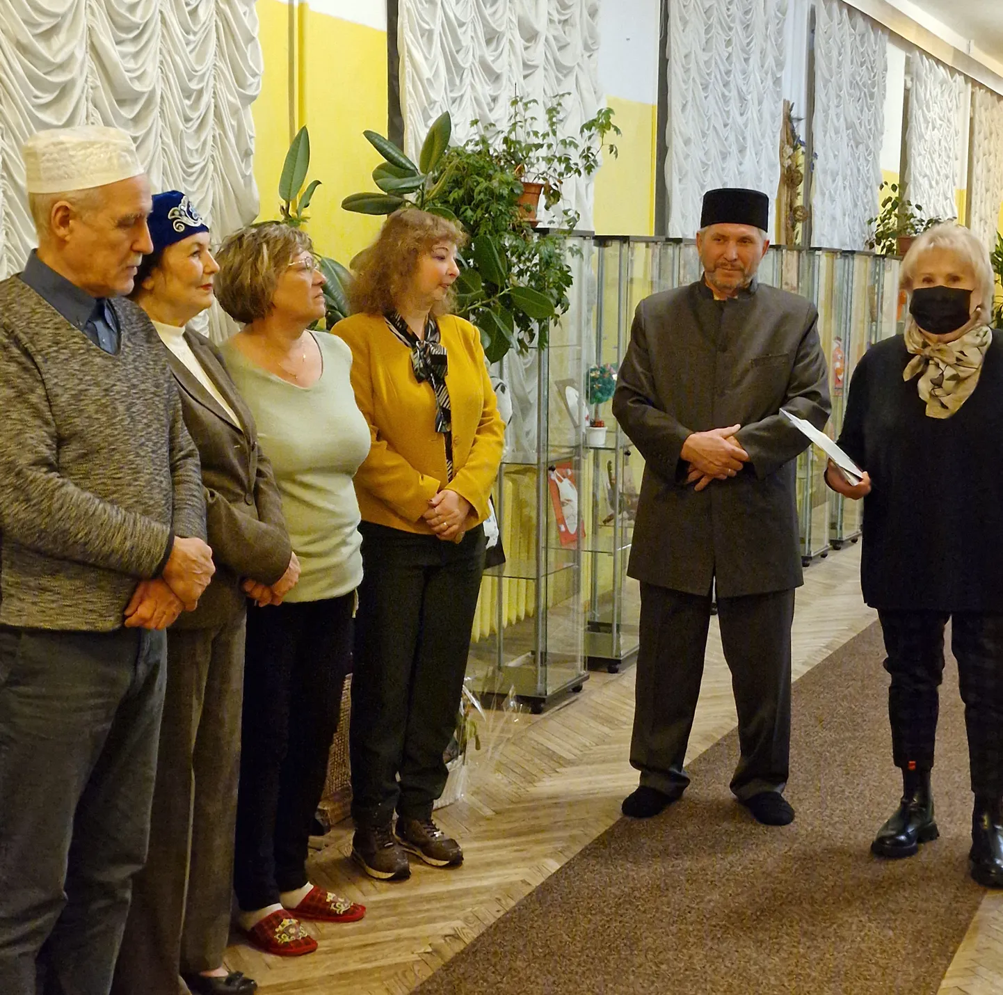 На открытие юбилейной выставки собрали самых активных членов общества татарской культуры.