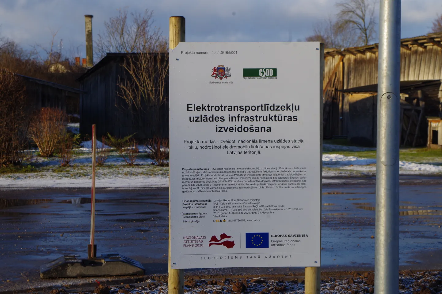 Laadimispunkt kerkib Apes asuva ehitustarvete kaupluse ette.