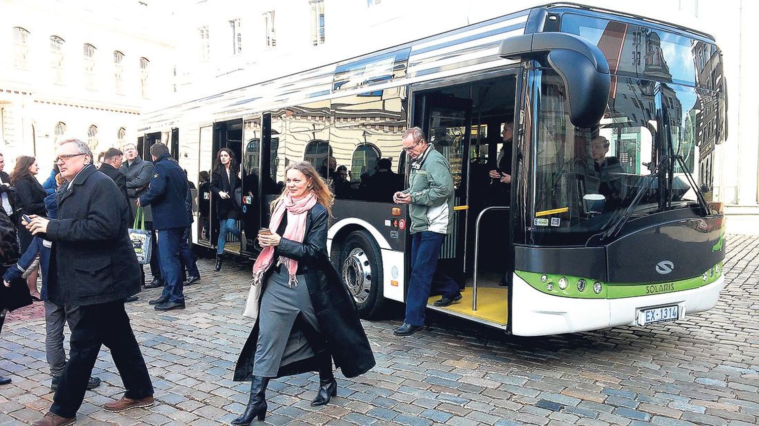 Möödunud neljapäeval käisid Riias Solarise elektribussiga tutvumas Tartu linnamajanduse osakonna juhataja Rein Haak (vasakul), ühistranspordi kvaliteedijuht Veronika Kallast, liikluskorralduse peaspetsialist Ahto Meho ning ühistranspordi peaspetsialist Madis Oona.