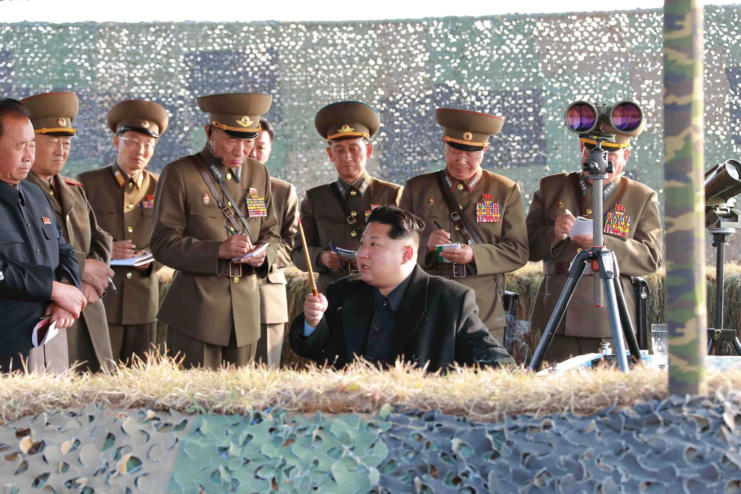 Kim Jong-un koos sõjaväejuhtidega