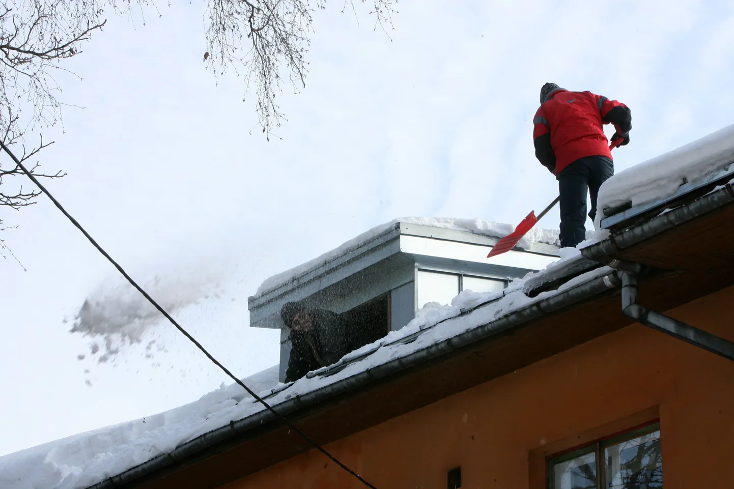 Lume rookimine katuselt. Foto on illustratiivne.