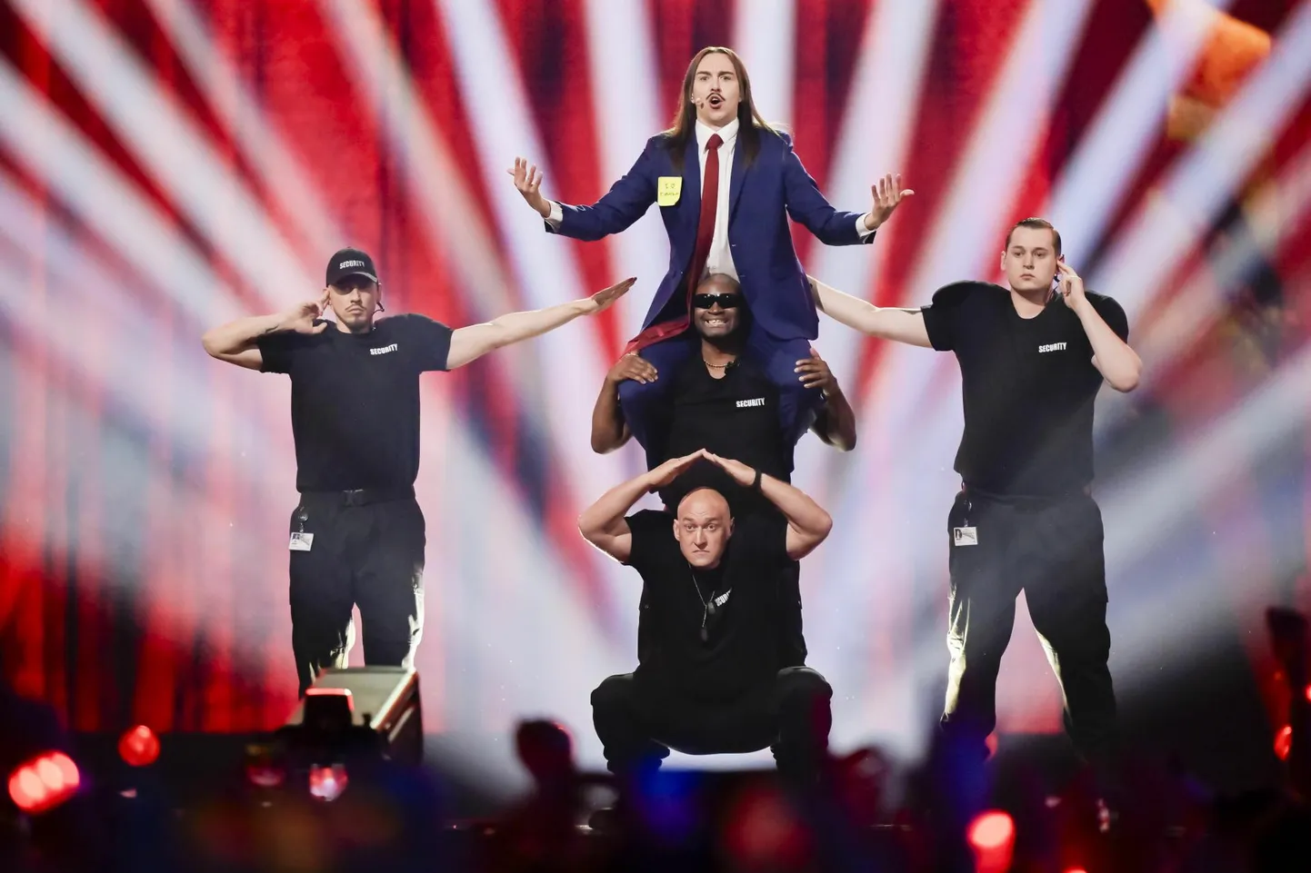 Tommy Cash Eurovisiooni lauluvõistluse poolfinaalis laval.