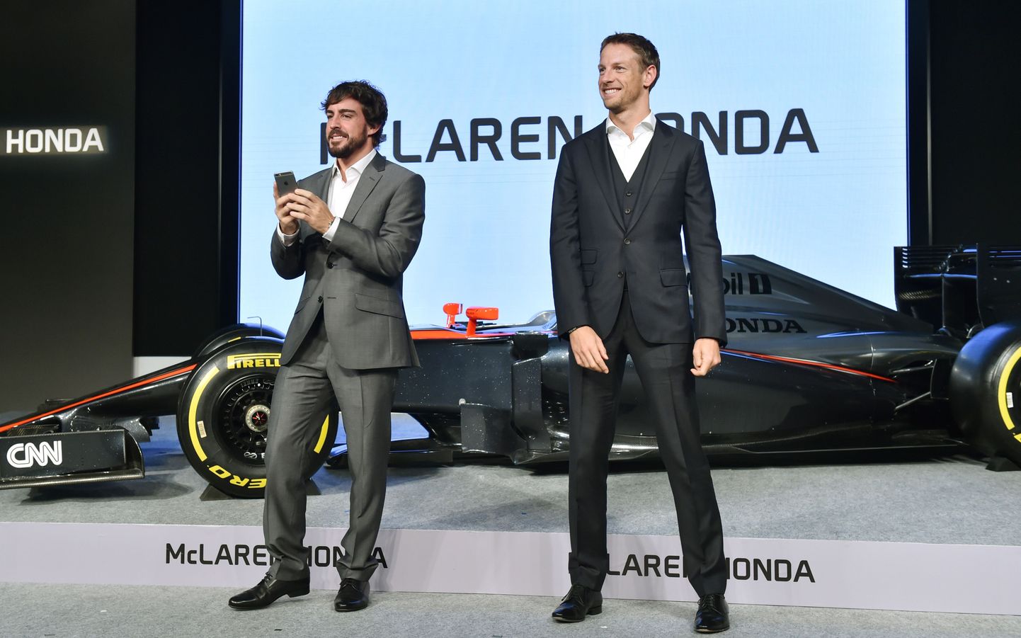 Fernando Alonso (vasakul) ja Jenson Button