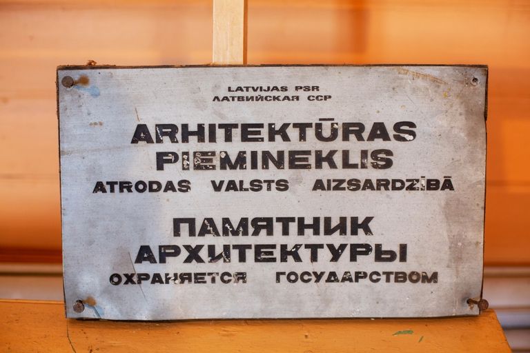 Табличка, принадлежащая церкви Святого Александра Невского: "Памятник архитектуры. Охраняется государством". 30 января 2022 года