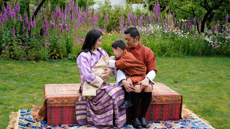 Bhutani kuninglik pere vasakult: kuninganna Jetsun Pema, ta süles imikust prints Jigme Ugyen Wangchuck, kroonprints Gyalsey Jigme Namgyel ja kuningas Jigme Khesar Namgyel Wangchuck