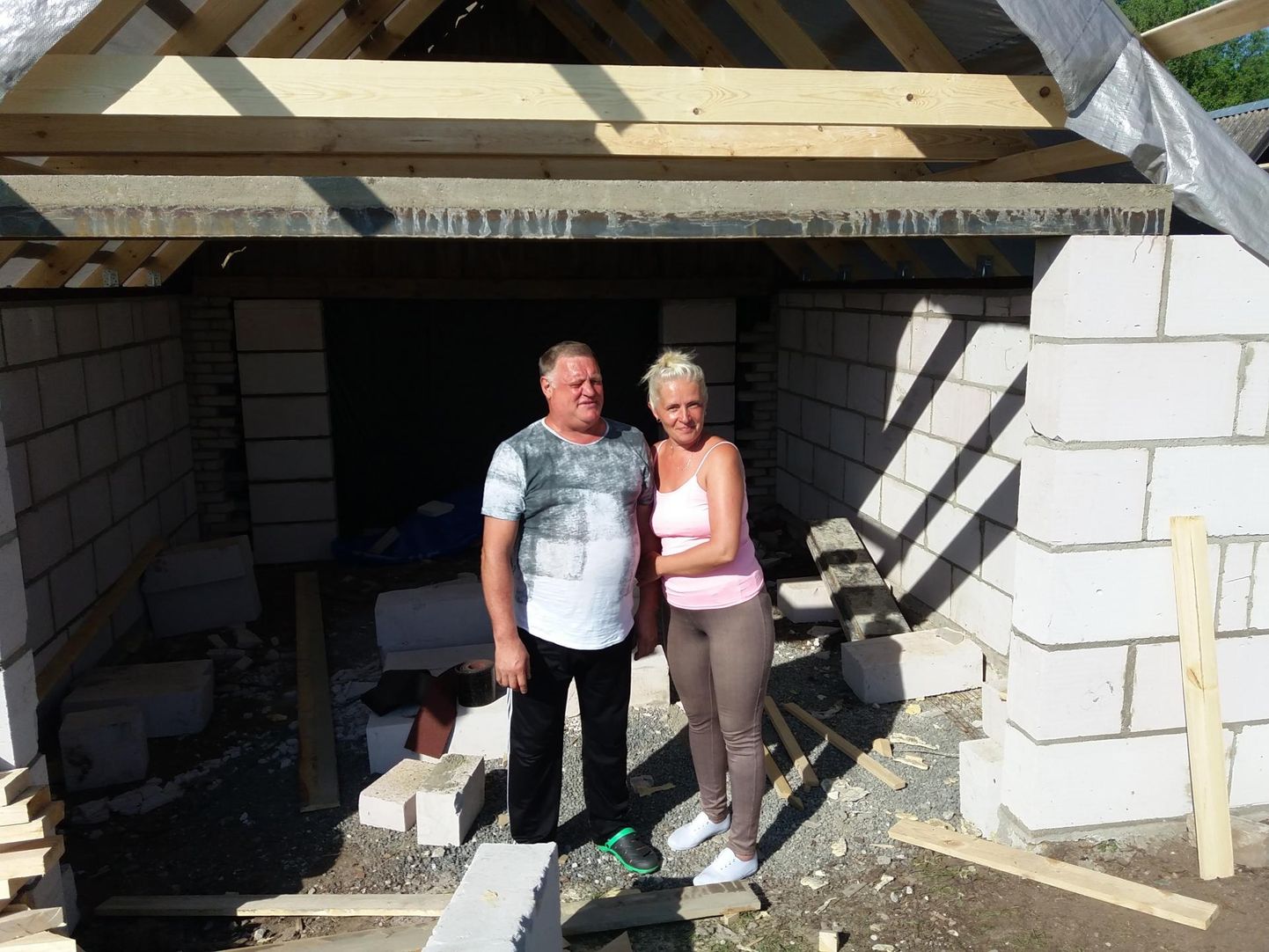 Värava talu peremees Aivar Toomikas ja perenaine Angelina rõõmustavad, et vajalik garaaž saab taastatud.