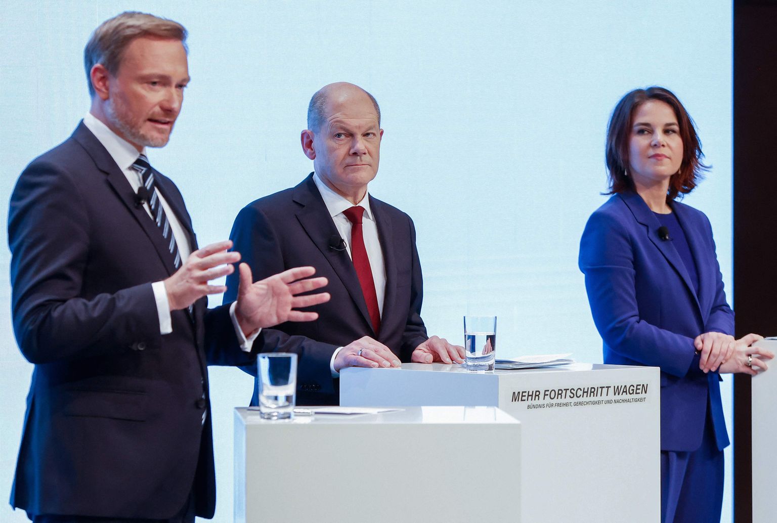 Vabade Demokraatide (FDP) esimees Christian Lindner, sotsiaaldemokraatide juht ja kantslerikandidaat Olaf Scholz ja roheliste kaasesimees Annalena Baerbock pressikonverentsil.
