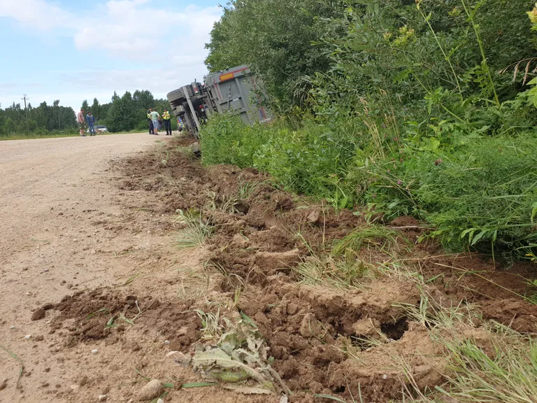 Kolga külas vajus veoauto kraavi.