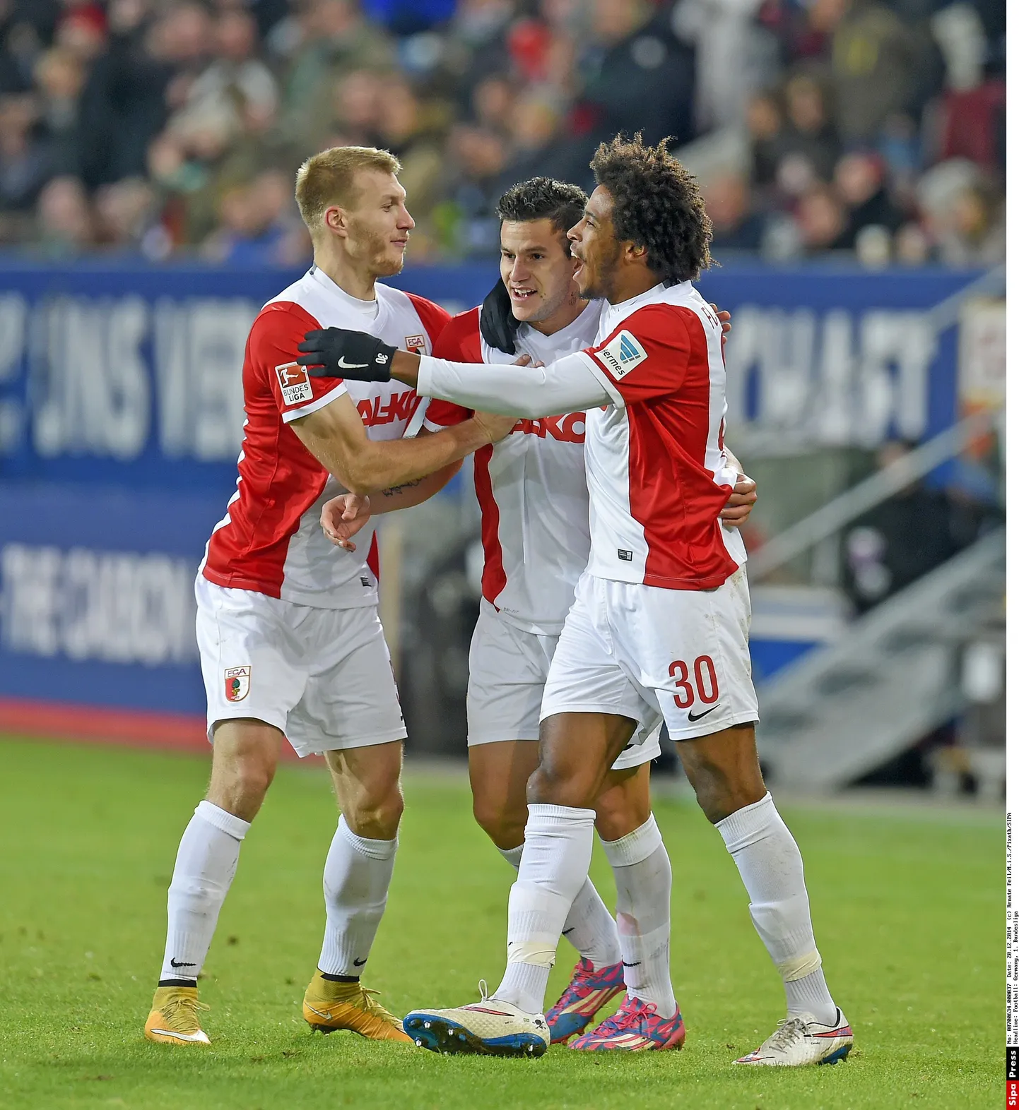 Ragnar Klavan (vasakul) koos klubikaaslaste Raul Bobadilla (keskel) ja Caiuby'ga.