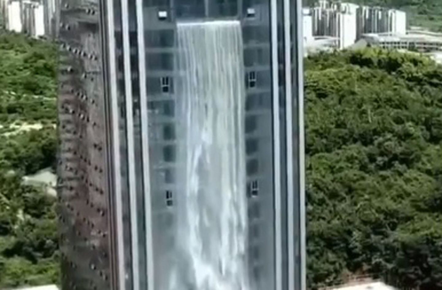 Поток воды из отеля с высоты 108 метров
