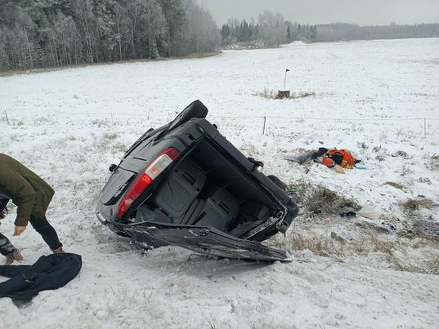 Õnnetusse sattunud auto Tallinna-Tartu maanteel.