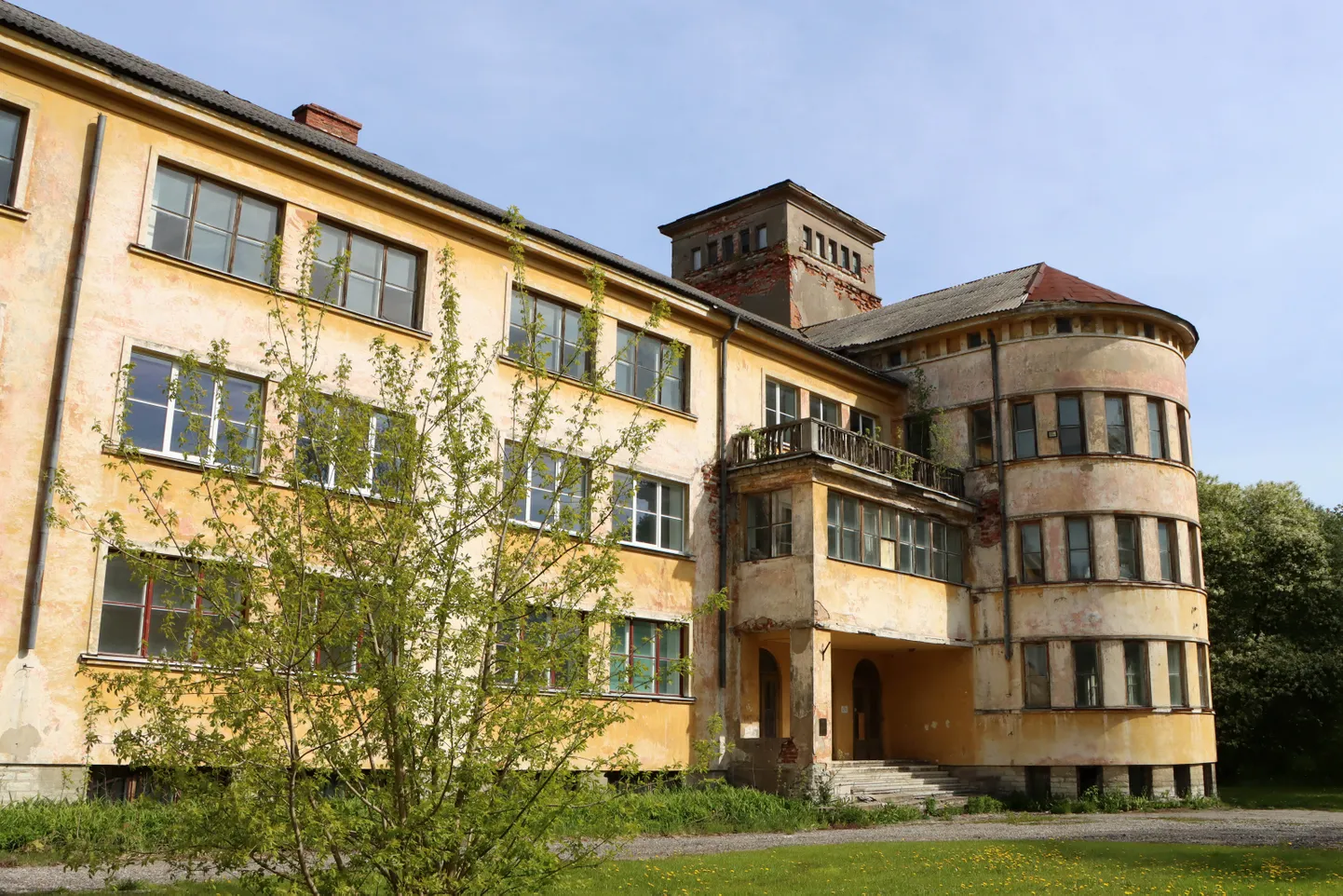Здание школы, расположенное в старом городе Кохтла-Ярве, последний раз использовалось как школа в начале 1980-х годов. Позже там располагались различные учреждения - от спортивной школы до школы полиции, но к настоящему времени здание уже много лет пустует и местами стало опасным.