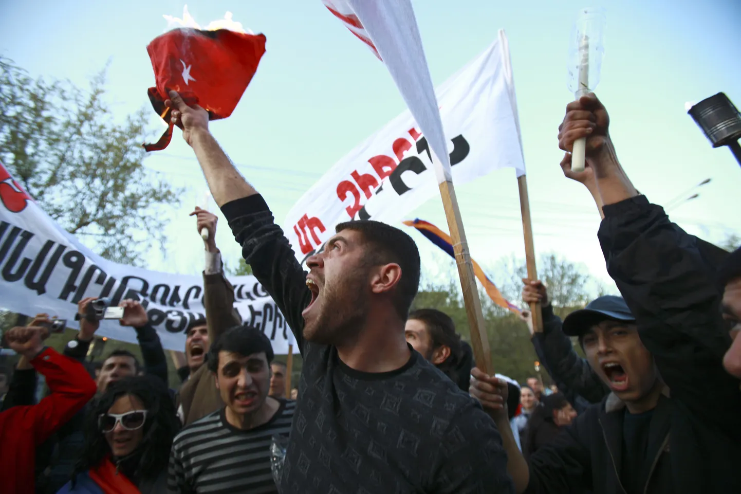 Armeenia pealinnas Jerevanis toimunud meeleavaldusel süüdati ka Türgi lipp.