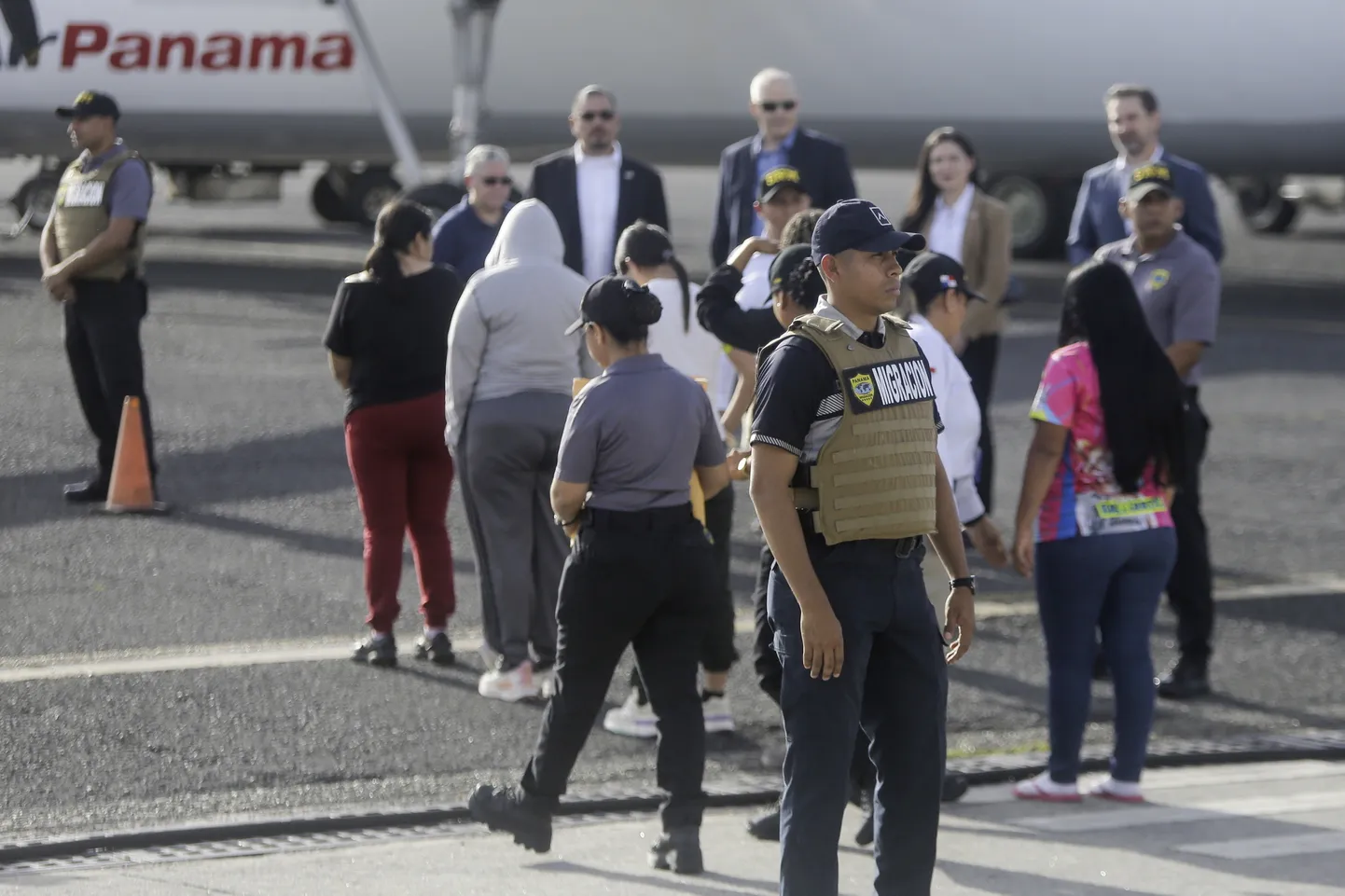 Panama riikliku immigratsiooniameti ametnikud saadavad väljasaadetavaid migrante teel Colombiasse.