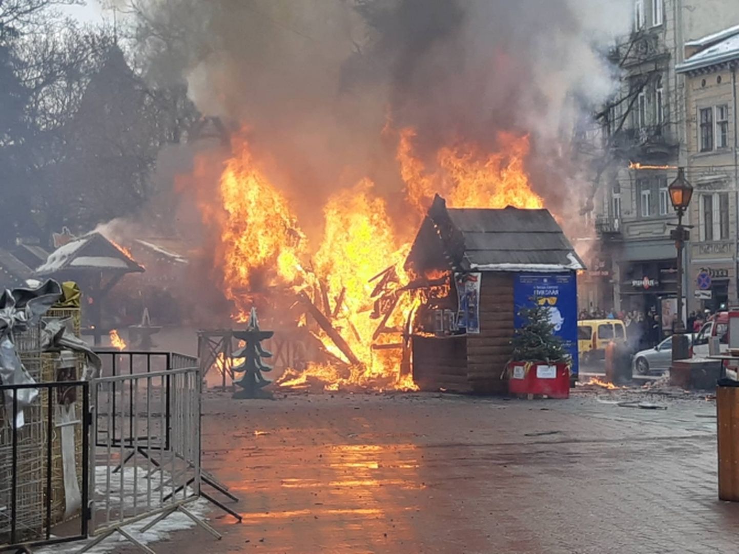 Ļvovas Ziemassvētku tirdziņa pēc sprādziena aizdegušās tirdzniecībai izveidotās būdiņas