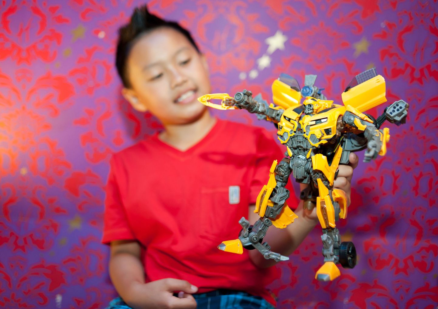 8-aastane Rio Nuyen mängib Transformerite leluga.