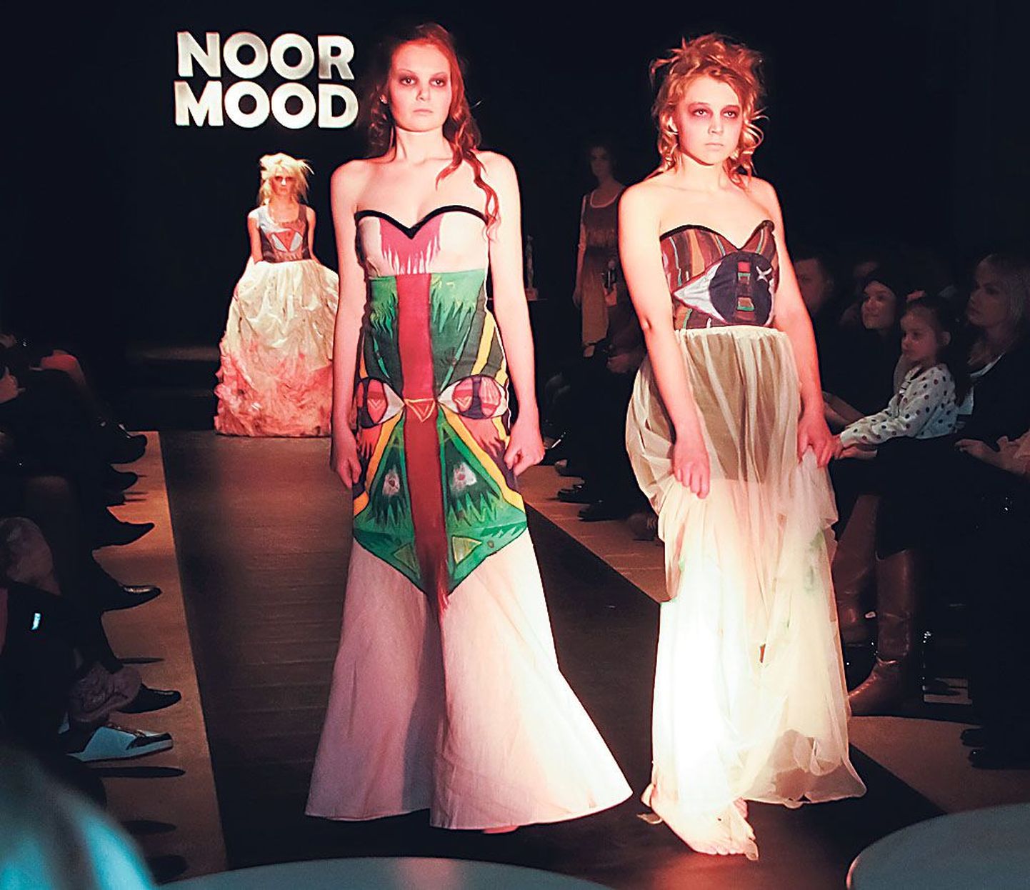 Konkursil “NoorMood” näeb nii praktilist kui fantaasiaküllast disaini, mida esitlevad algajad modellid.