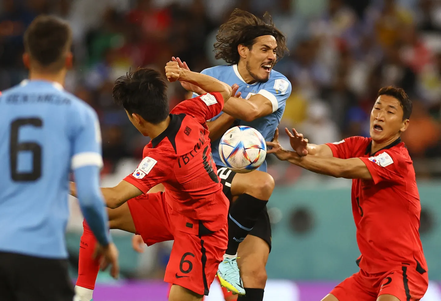 Mänguhoos on korealased Hwang In-beom (vasakul) ja Jung Woo-young ning uruguailane Edinson Cavani.