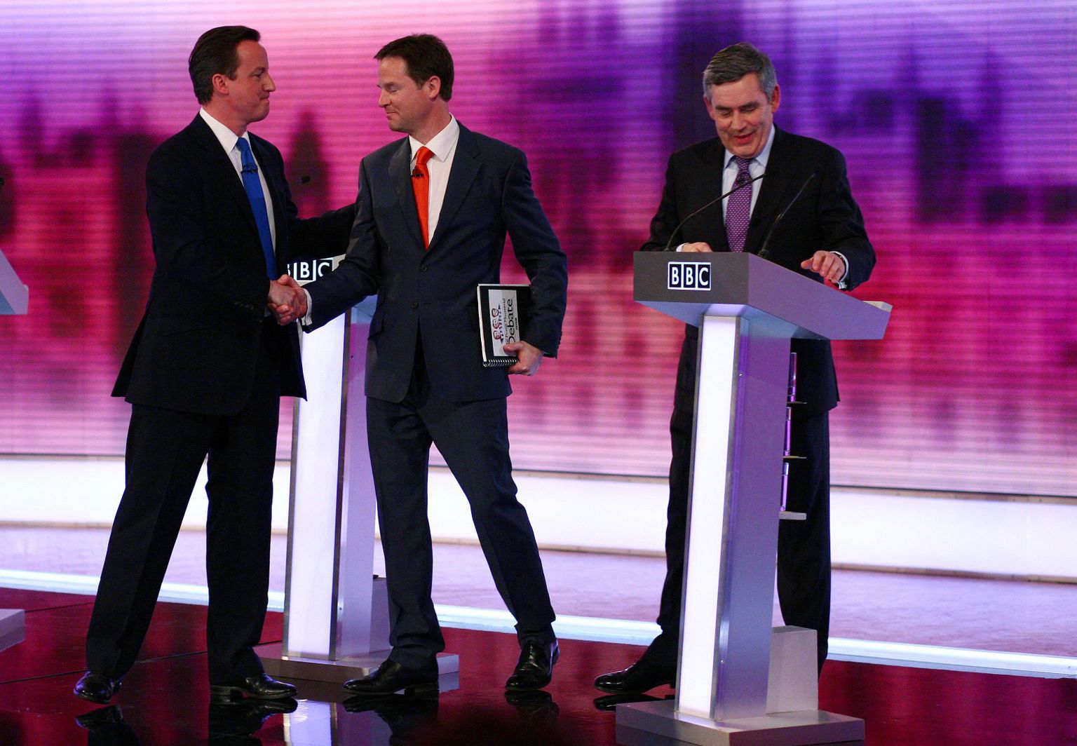 Konservatiivide liider David Cameron, liberaaldemokraatide juht Nick Clegg ja leiboristide peaministrist esinumber Gordon Brown.