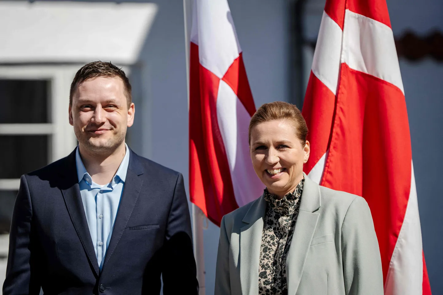 Gröönimaa peaminister Jens-Frederik Nielsen koos Taani peaminister Mette Frederikseniga Taanis 27. aprillil 2025. aastal.