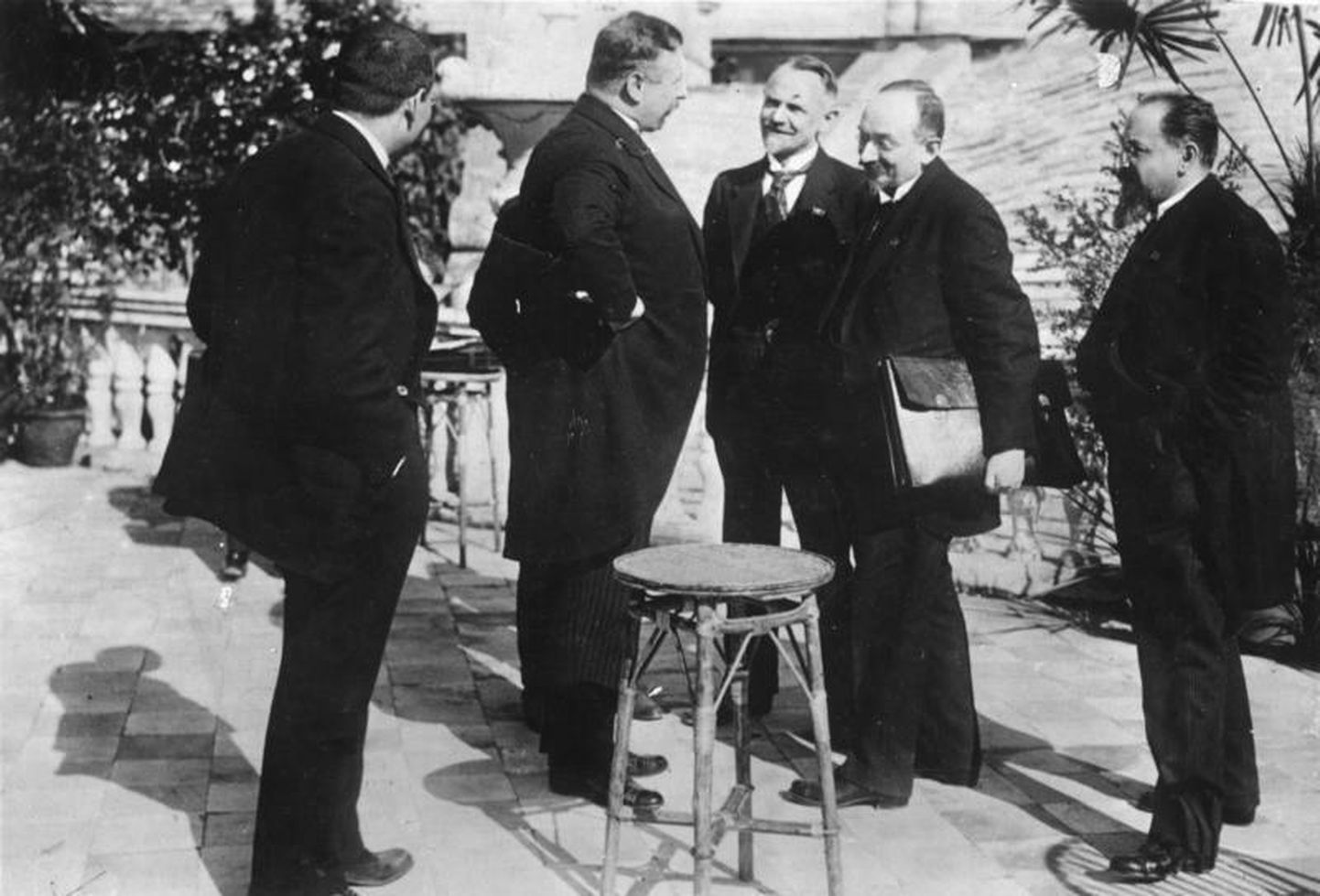 Saksamaa kantsler Joseph Wirth (vasakult teine) ja Nõukogude Venemaa välisasjade rahvakomissar Georgi Tšitšerin (paremalt teine) Rapallos 1922. aasta aprillis. Nõukogude Venemaa delegatsiooni kuulus ka Nõukogude Venemaa poolt Tartu rahulepingule alla kirjutanud Adolf Joffe (paremalt esimene).