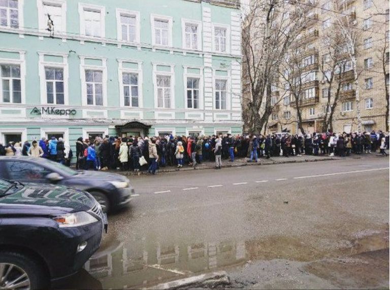 Народ стоит о длинной очереди на открытии центра Мэрилин Керро в Москве на Новой Басманной в феврале 2017 года. Сейчас этот магазин закрыт.