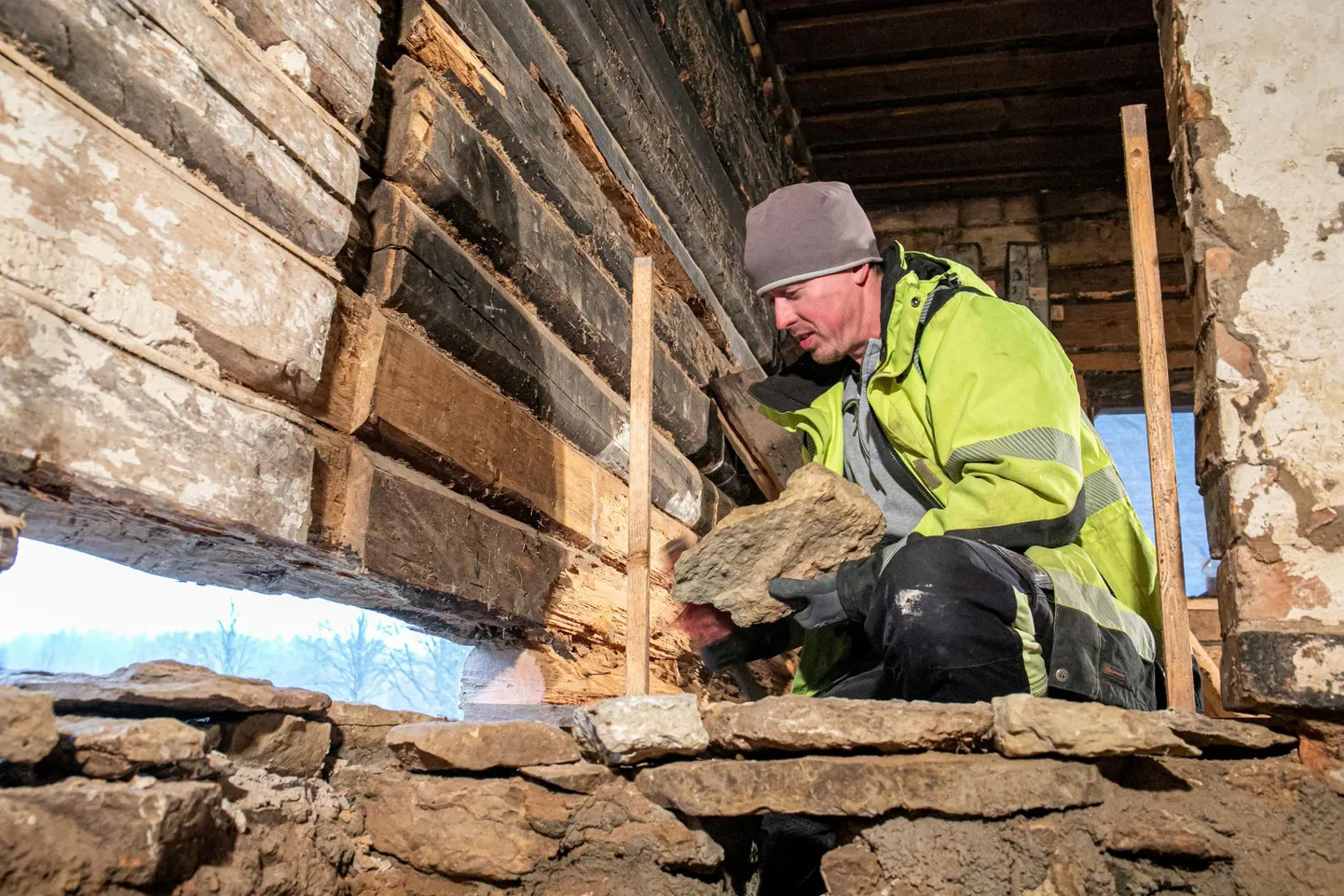 “Oleme pinnast välja vedanud, vahevundamendid on valatud,” räägib OÜ Puitkatuste oskustööline Taisto Sillamägi, kuhu on tööjärg jõudnud 1877. aastal ehitatud saunas.