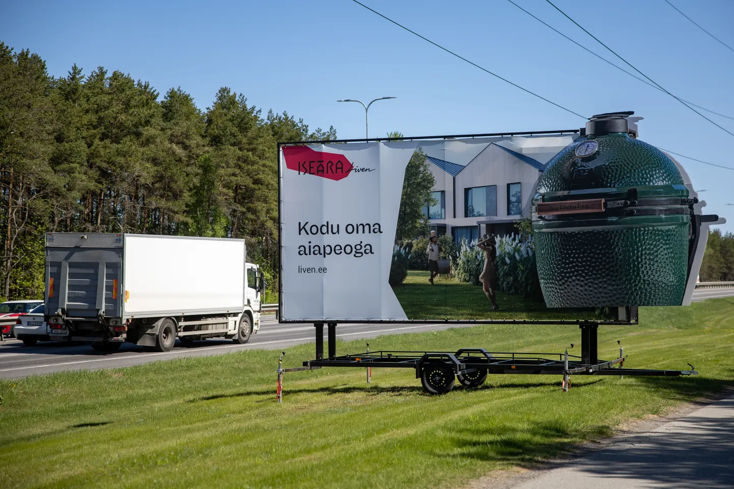 Kinnisvarareklaam Järvevana tee ääres.