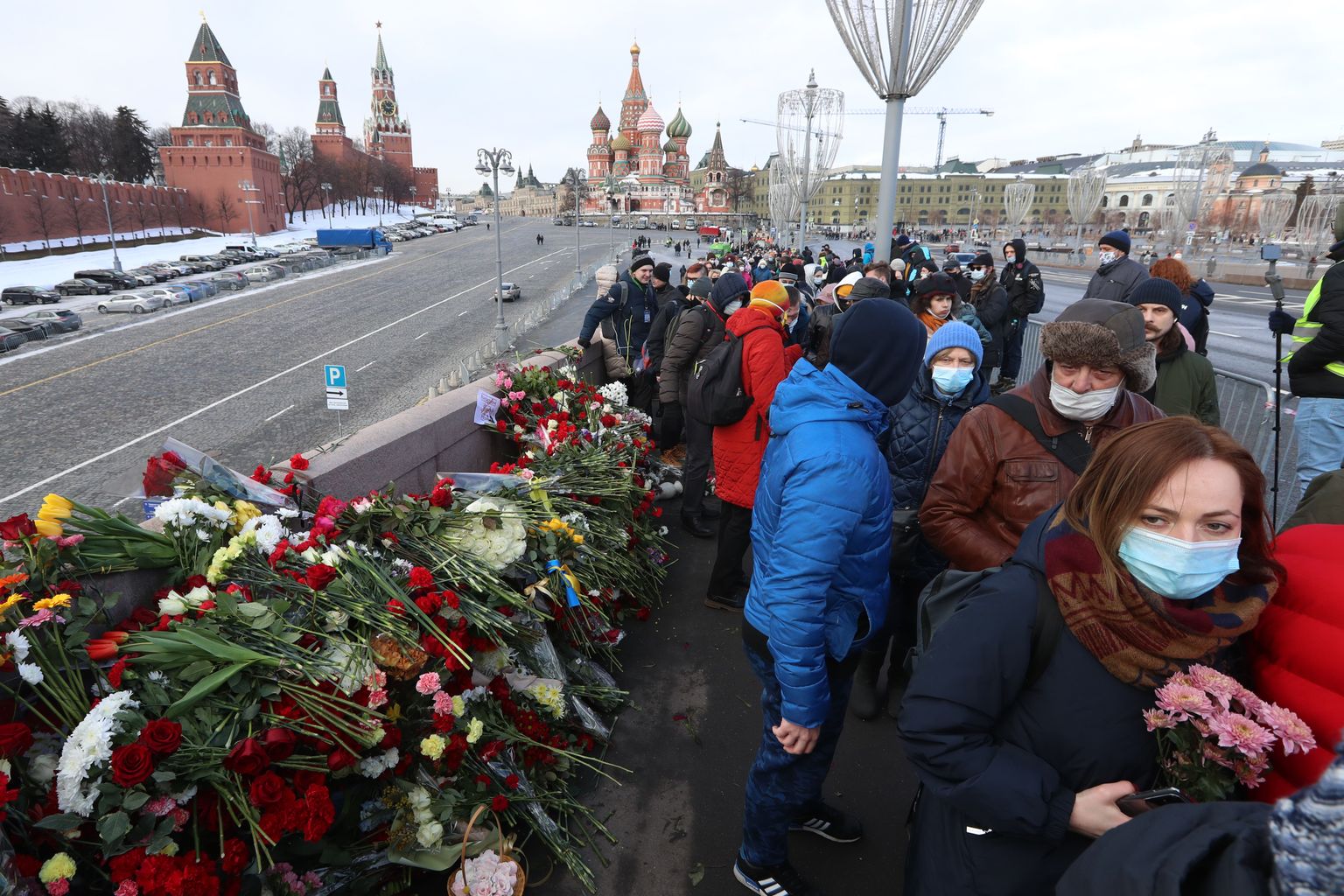 Inimesed tõid Moskvas lilli opositsioonipoliitik Boriss Nemtsovi tapmiskohta, mälestades teda kuuendal surma-aastapäeval.