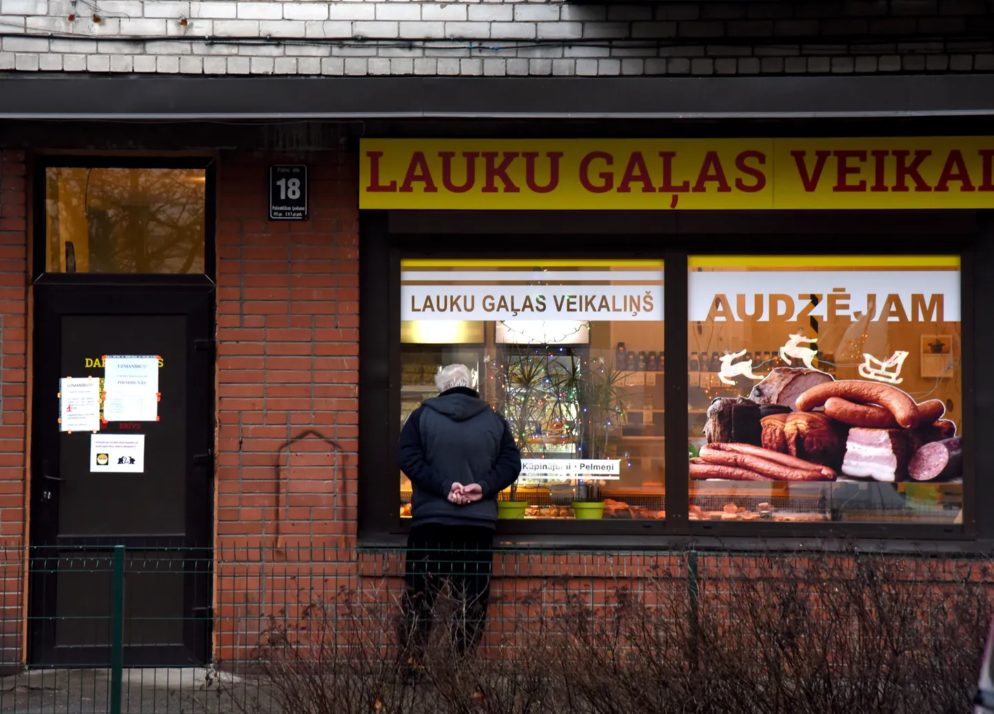 Rinda pie Lauku gaļas veikala, kad valstī izsludināta ārkārtējā situācija Covid-19 pandēmijas laikā un noteikta virkne ierobežojumu, kas saistīta ar noteikumiem tirdzniecības vietās.