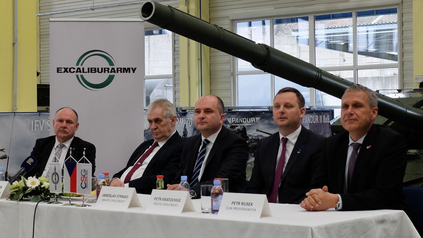 Tšehhi president Milož Zeman (vasakult teine) ja tema suurtoetaja, ärimees Jaroslav Strnad (vasakult kolmas) ühise laua taga mullu märtsis, kui riigipea külastas Strnadile kuuluvat sõjatööstust Excalibur Army.