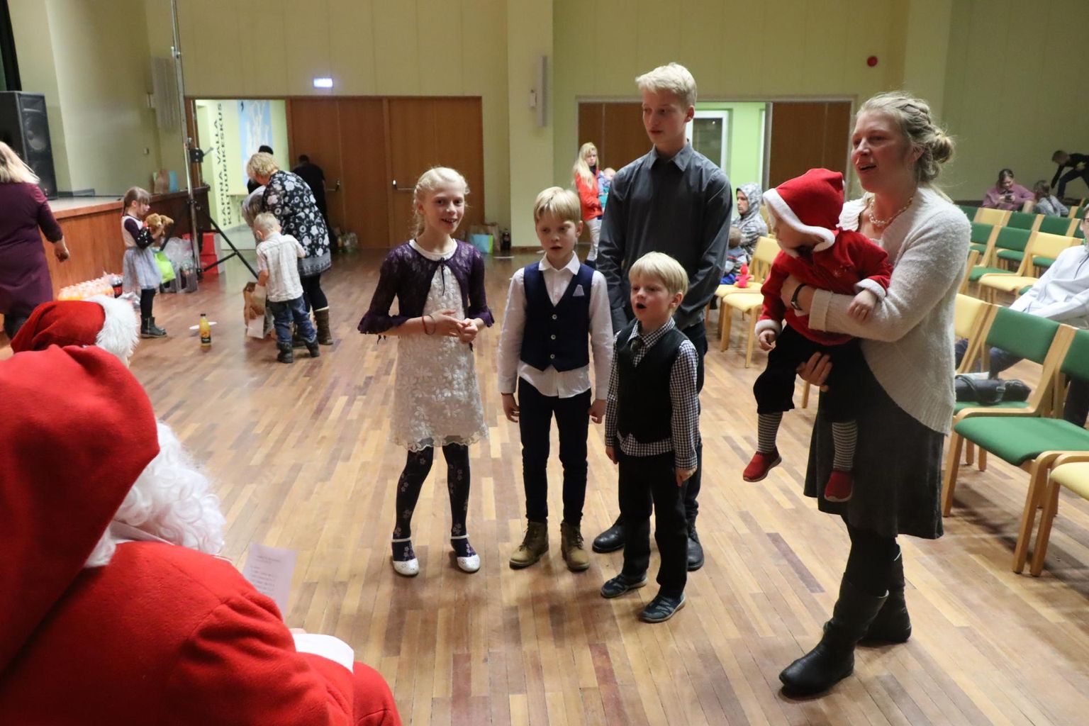 Mari Eensaare ja Urmas Vürsti suures peres on tavaline, et muusikat kostab igast toast. Üheskoos esineti ka jõuluvanale.
