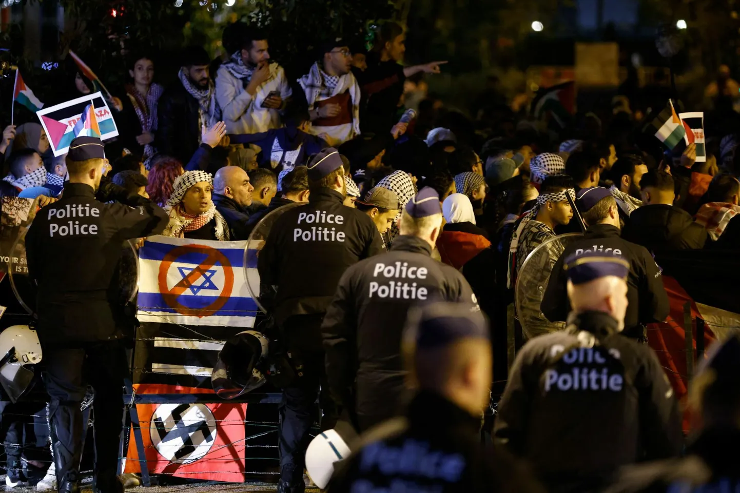Lähis-Ida arutelu ajal toimus tippkohtumisest vaid paarisaja meetri kaugusel palestiinlaste meeleavaldus.