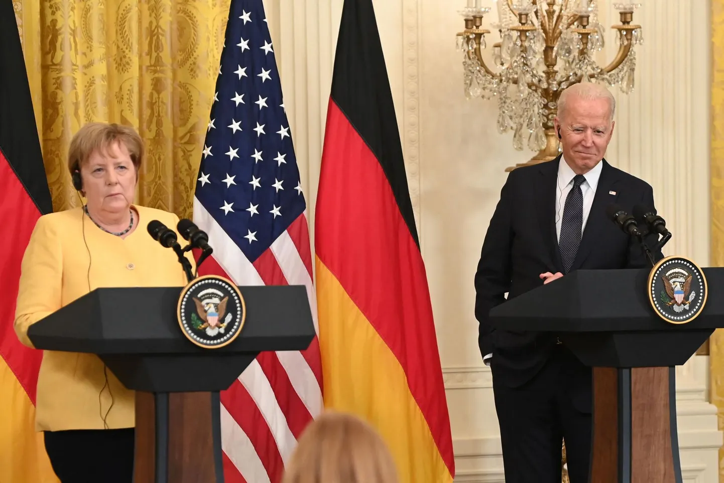 Kokkuleppele eelnes Angela Merkeli visiit USAsse. Pildil Merkel koos Joe Bideniga 15. juulil Valges Majas pressikonverentsil.