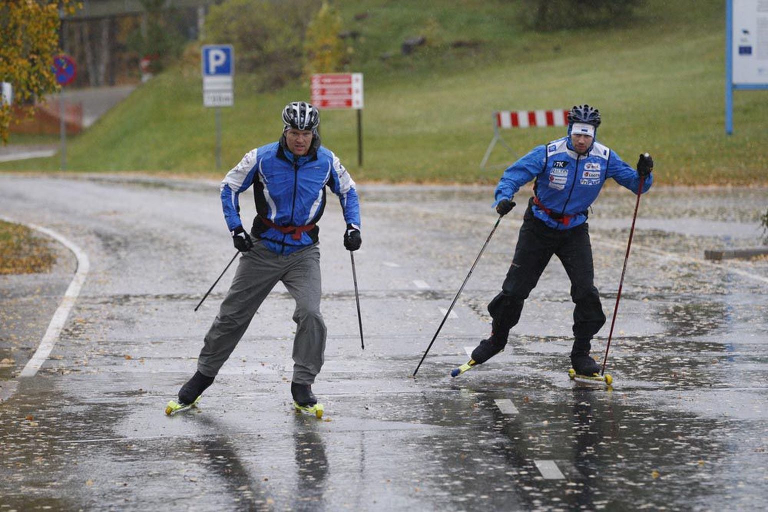 Naerdes vihmas: Peeter Kümmel (vasakul) ja Siim Sellis ei lase vihmasajust end häirida, seest Eestimaal valitseb niikuinii kogu aeg kehv suusailm.