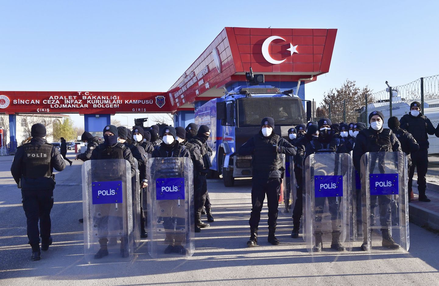Türgi politseinikud Sincani kohtuhoone ees Ankara lähistel 26. november 2020.
