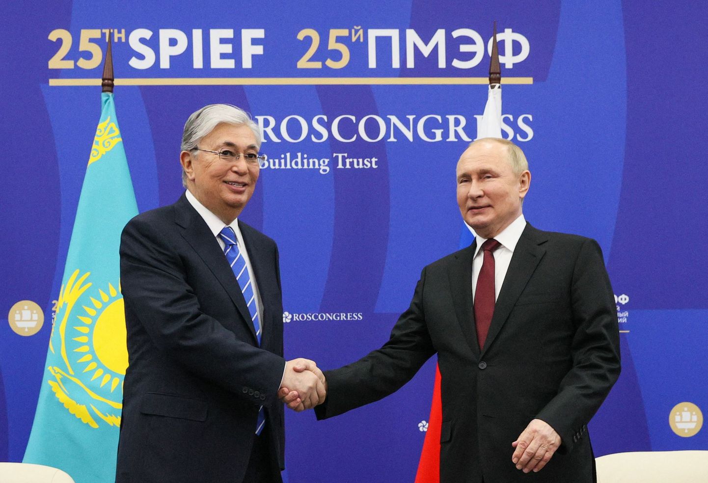 Президент Казахстана Токаев, несмотря на отказ признавать "народные республики Донбасса", сохраняет тесные контакты с Владимиром Путиным