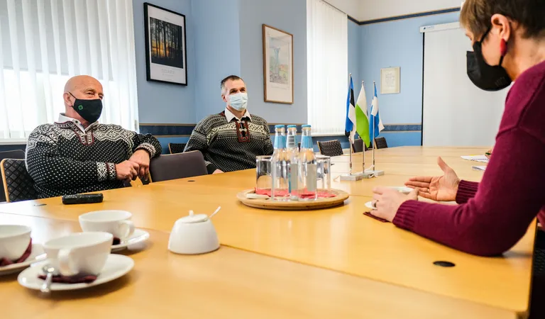 Väike-Maarja vallavolikogu esimees Hans Kruusamägi (vasakul) ja vallavanem Indrek Kesküla eilsel kohtumisel president Kersti Kaljulaidiga.