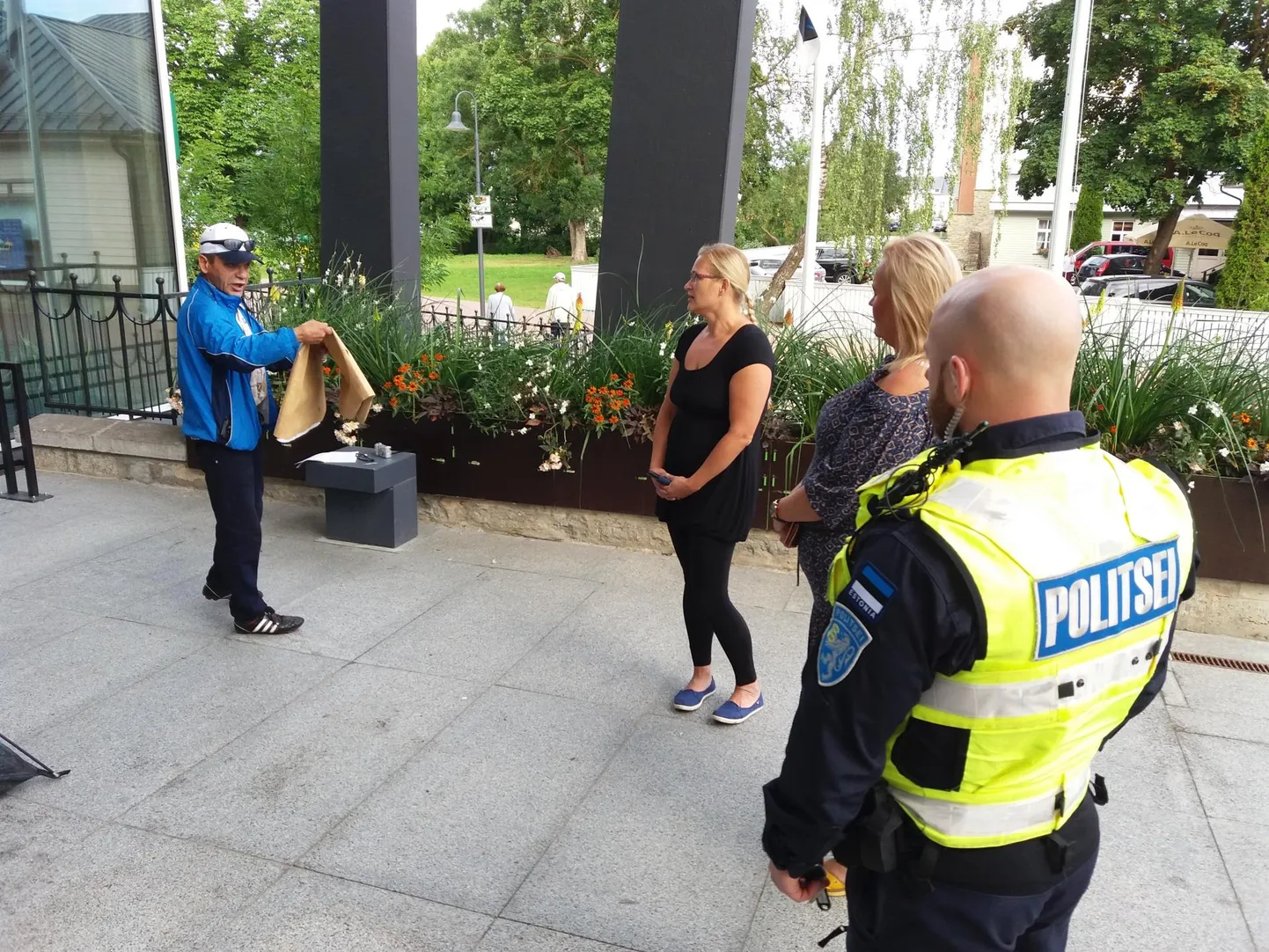 Aivo selgitab Rakvere linnavalitsuse ees oma olukorda. Kuulavad linna sotsiaalosakonna juhataja Kersti Suun-Deket ja linnapea Triin Varek. Politseinikud jälgivad olukorda.