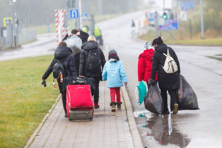 Sõjapõgenikud on pärast pikka ootamist piiril lõpuks Eestisse jõudnud.