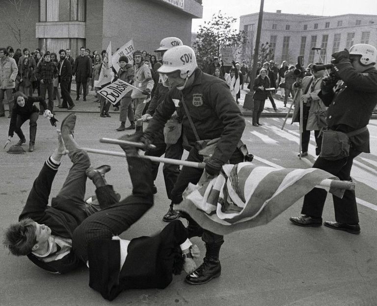 Протестующие часто вступали в столкновения с полицией