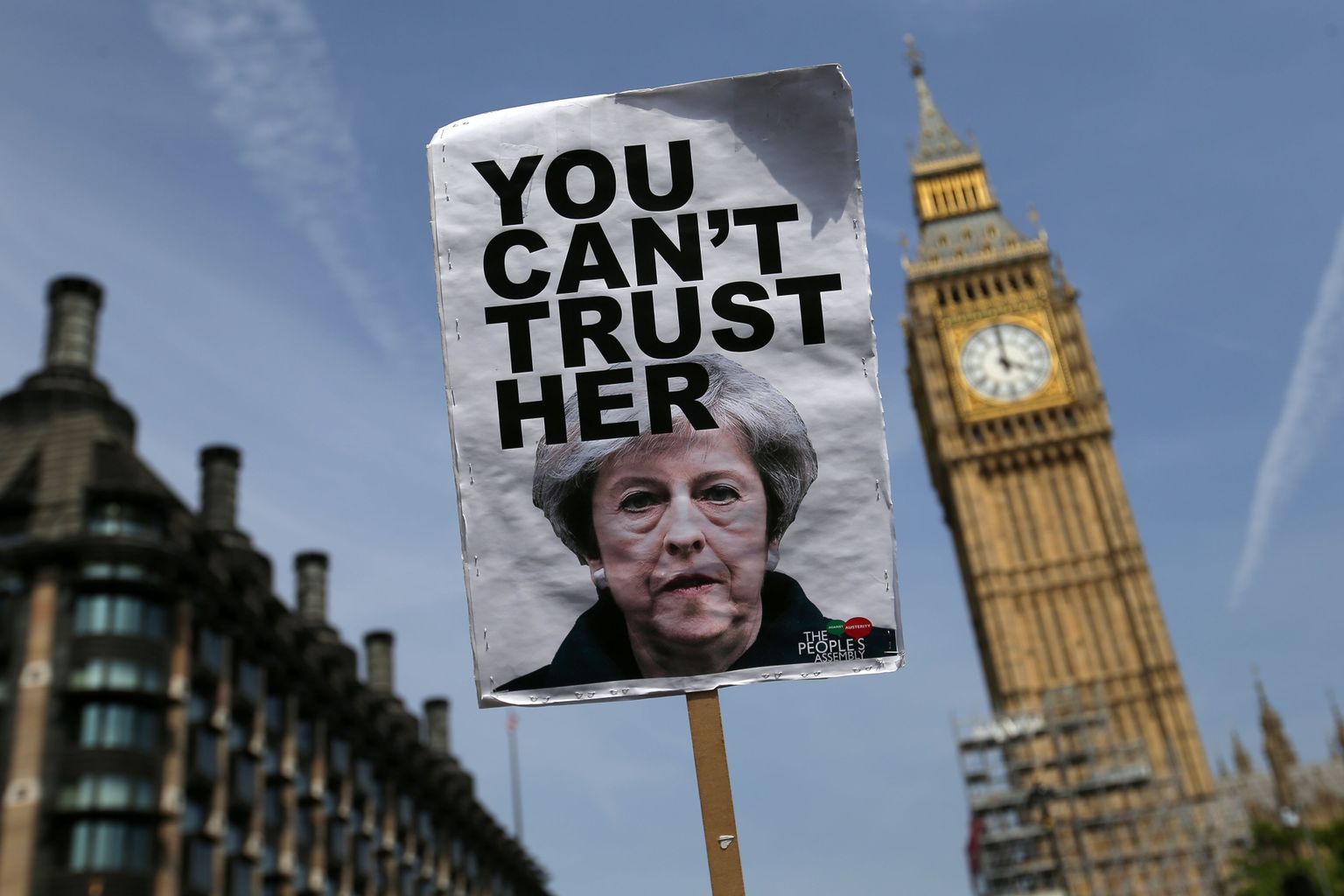 Valitsusvastane meeleavaldaja 2017. aastal Londonis plakatiga, millel Theresa May pilt ja kiri: «Sa ei sa teda usaldada.»