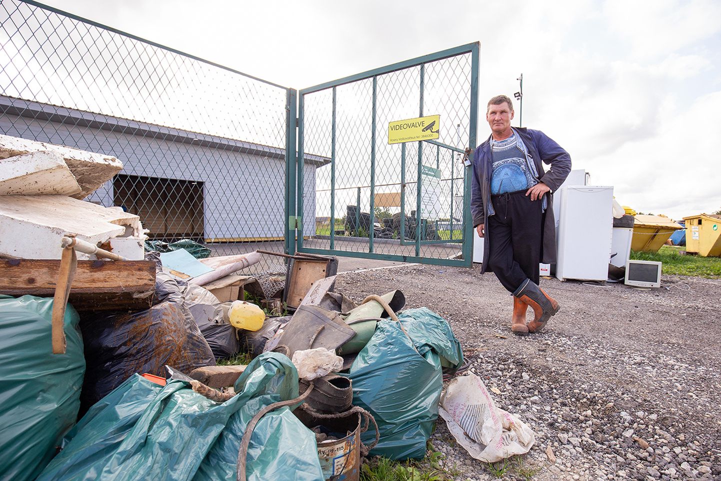 Koeru jäätmemaja operaator Jüri Rajapu aitab inimestel ka jäätmeid sortida.