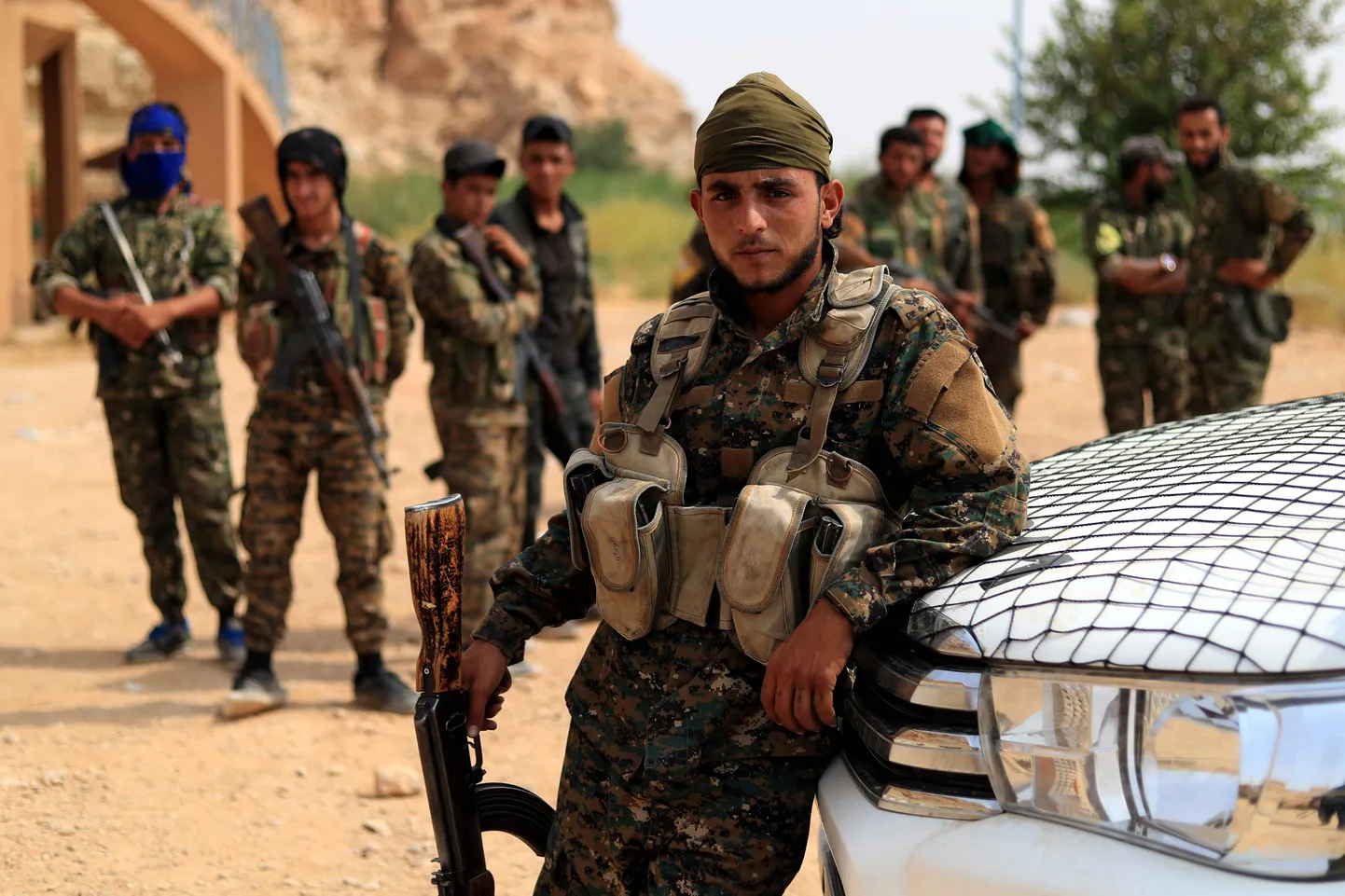 Rühmituse Süüria Demokraatlikud Jõud (SDF) võitlejad Deir Ezzori provintsis enne pealetungi Hajinile septembri alguses.