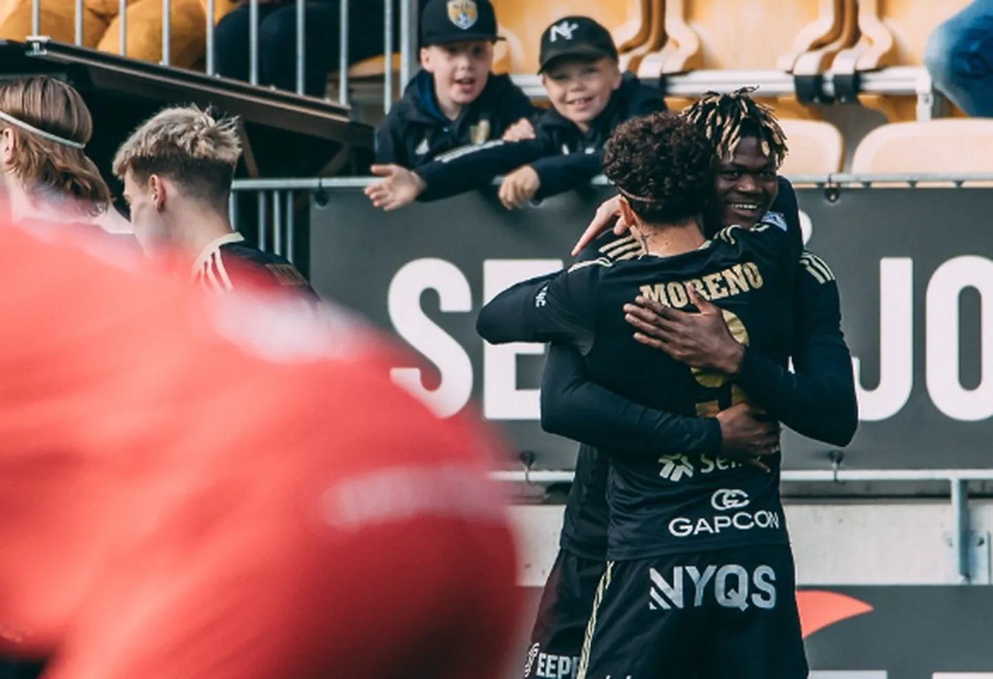 SJK mängijad tähistamas pärast Terry Yegbe visatud väravat.