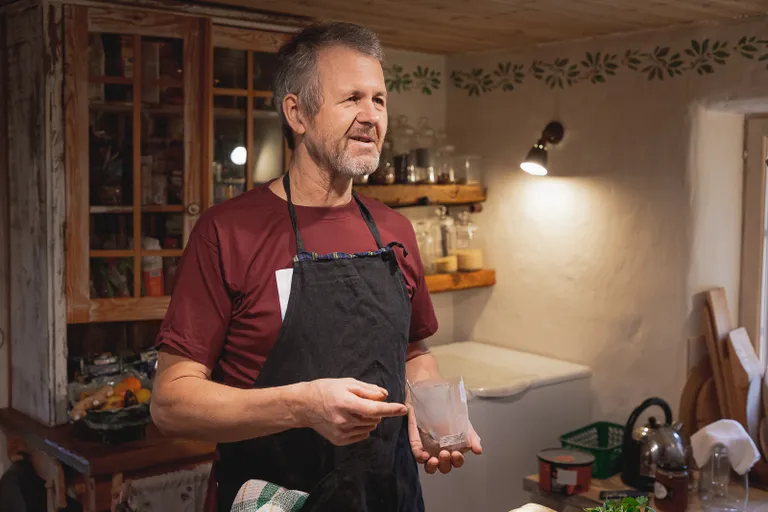 Kopli talu peremees Vello Kaasen kokkamas.