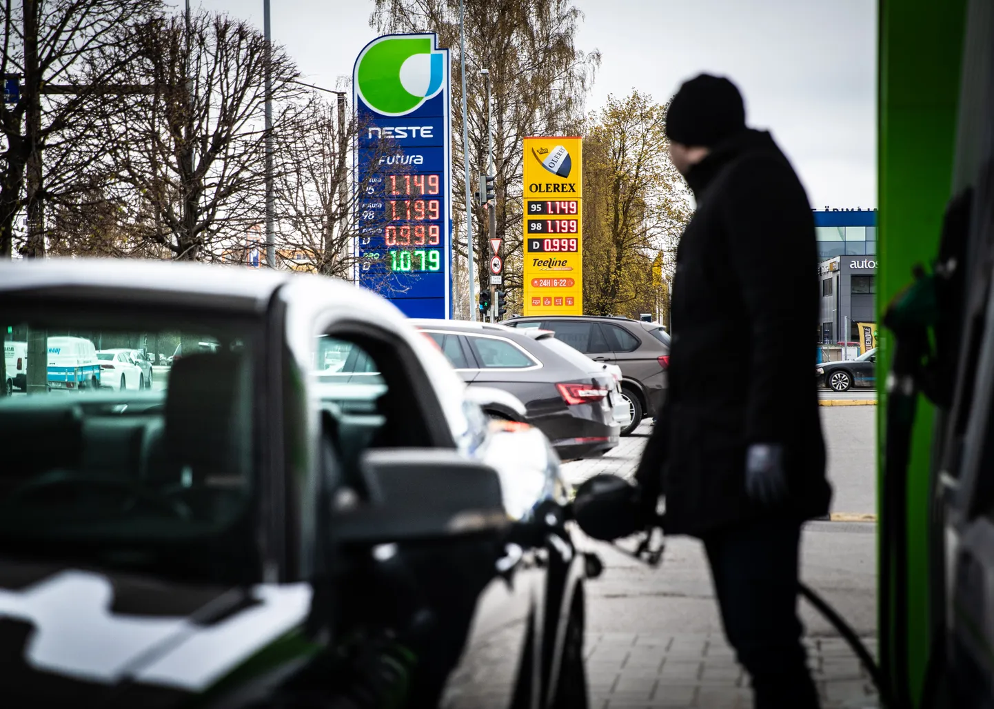 По словам аналитика отдела фискальной политики Министерства финансов Мерлийн Лаос, реакция эстонских автозаправочных станций на падение цен на нефть на мировом рынке была несколько слабее, чем у южных соседей.
