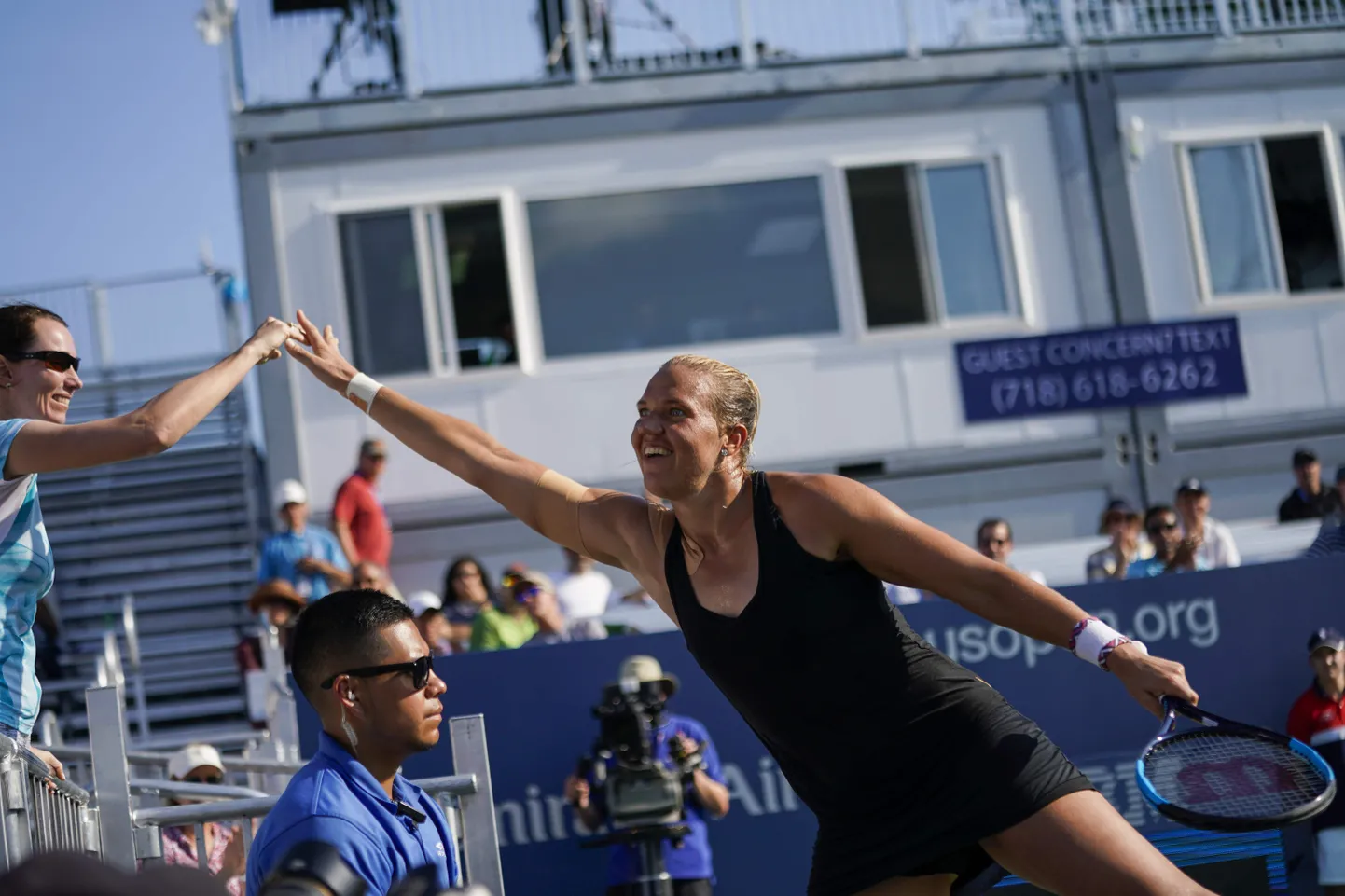 Kaia Kanepi oma treeneriga võidu järel patsu löömas.