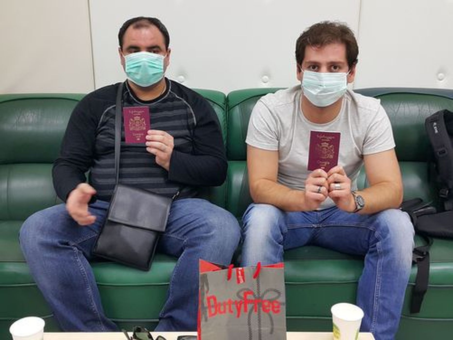 Taiwani immigratsiooniametnikud tabasid Taipei lennujaamas võltsitud Eesti passe kasutanud grusiinid. Pildil hoiavad mehed käes nende pagasist leitud õigeid Gruusia passe.